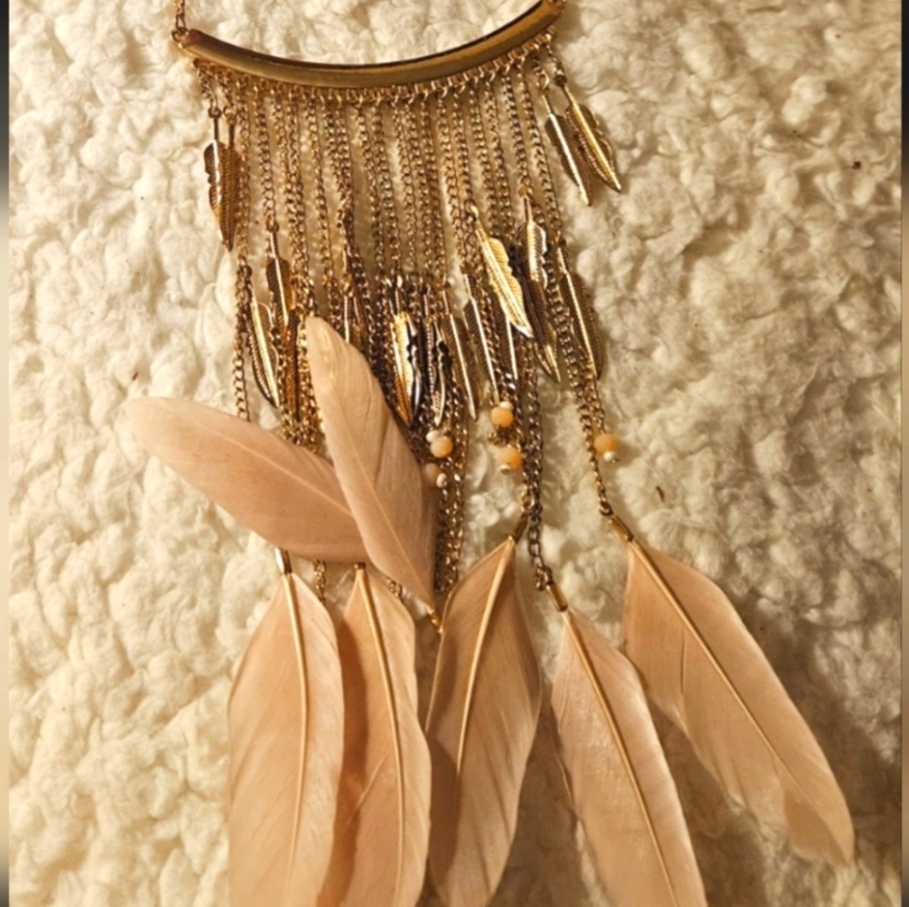 NEW YORK AND COMPANY Sexy Gold Draping Necklace Peach Colored Feathers 21" - Picture 6 of 6